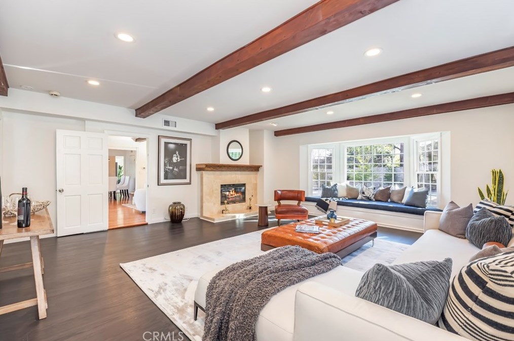 5463 Vanalden Ave, Los Angeles CA  91356-3129 exterior