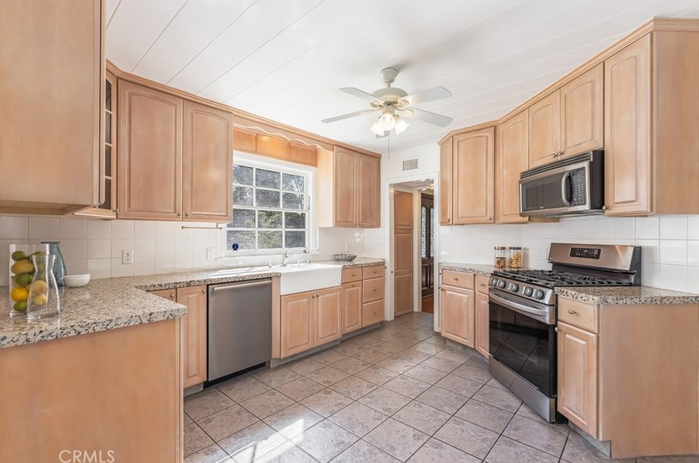 5463 Vanalden Ave, Los Angeles CA  91356-3129 exterior