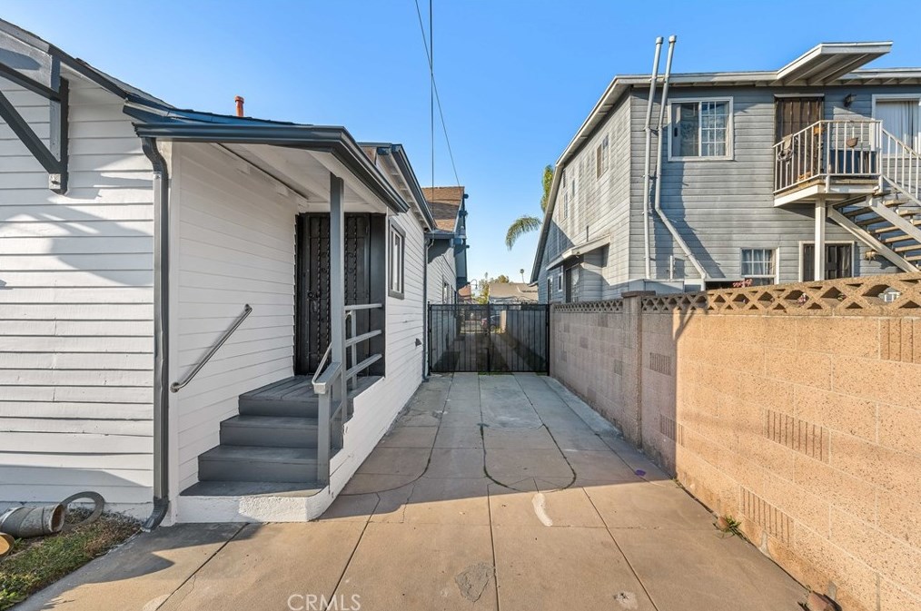 1328 49th St, Los Angeles CA  90011-4212 exterior