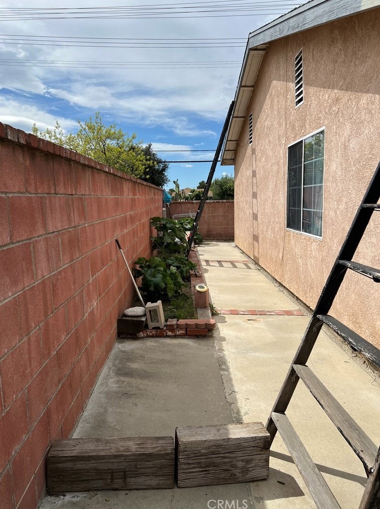 11422 Glenoaks Blvd, Los Angeles CA  91331-1068 exterior
