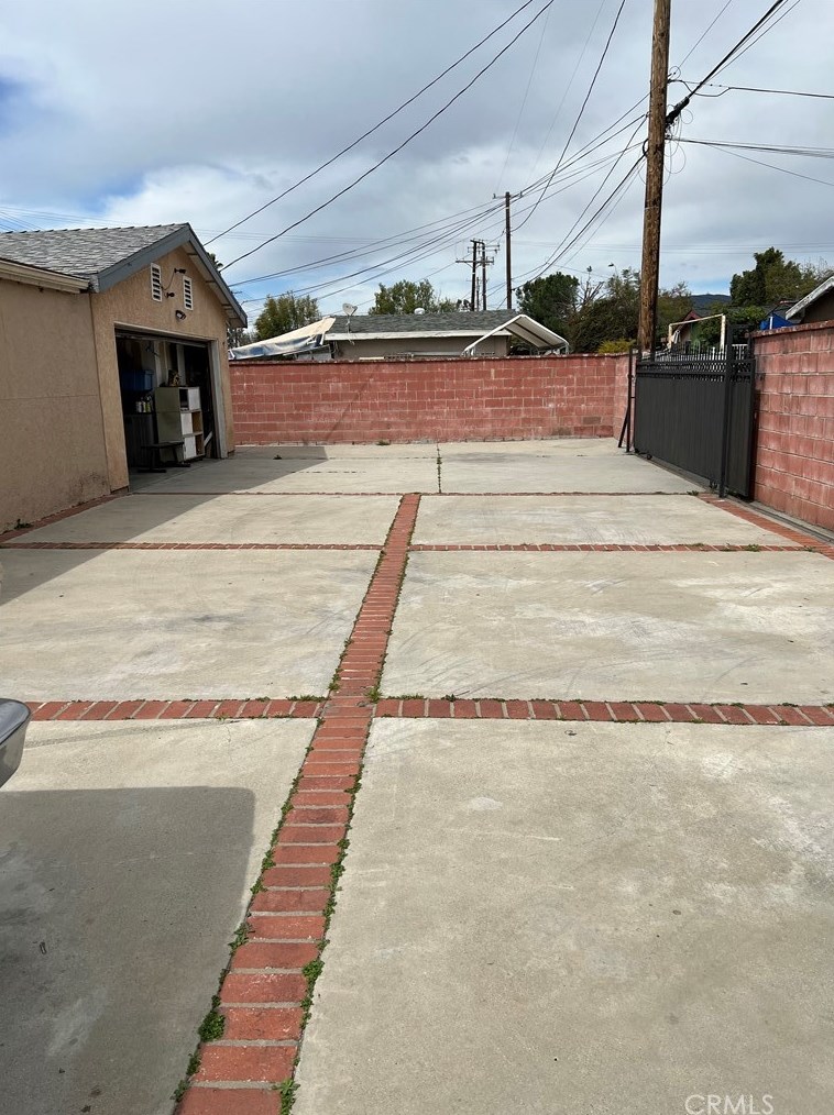 11422 Glenoaks Blvd, Los Angeles CA  91331-1068 exterior