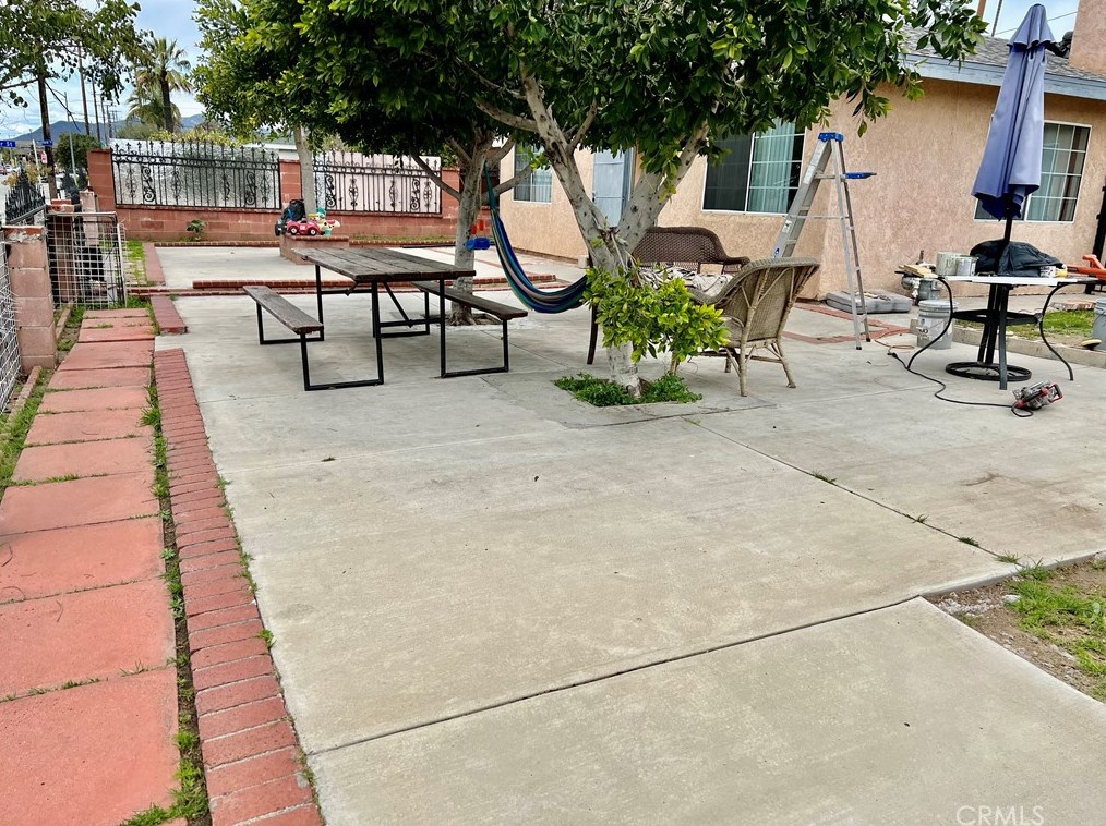 11422 Glenoaks Blvd, Los Angeles CA  91331-1068 exterior