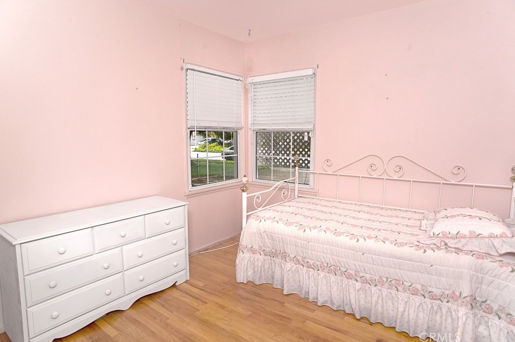 6856 Hesperia Ave, Los Angeles CA  91335-4604 exterior
