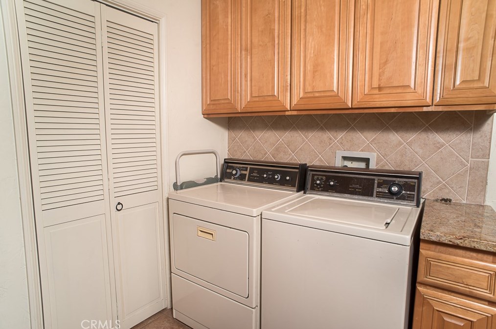 6856 Hesperia Ave, Los Angeles CA  91335-4604 exterior