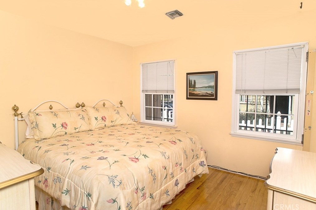 6856 Hesperia Ave, Los Angeles CA  91335-4604 exterior