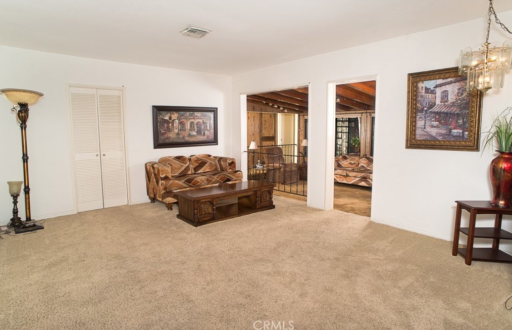 6856 Hesperia Ave, Los Angeles CA  91335-4604 exterior