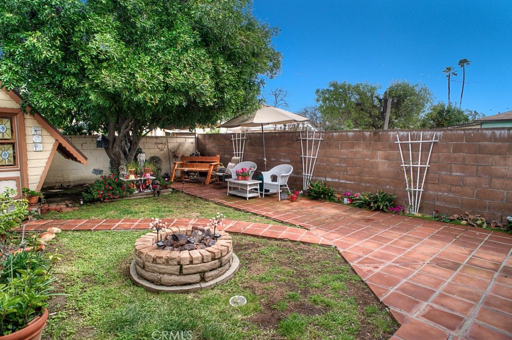 6856 Hesperia Ave, Los Angeles CA  91335-4604 exterior