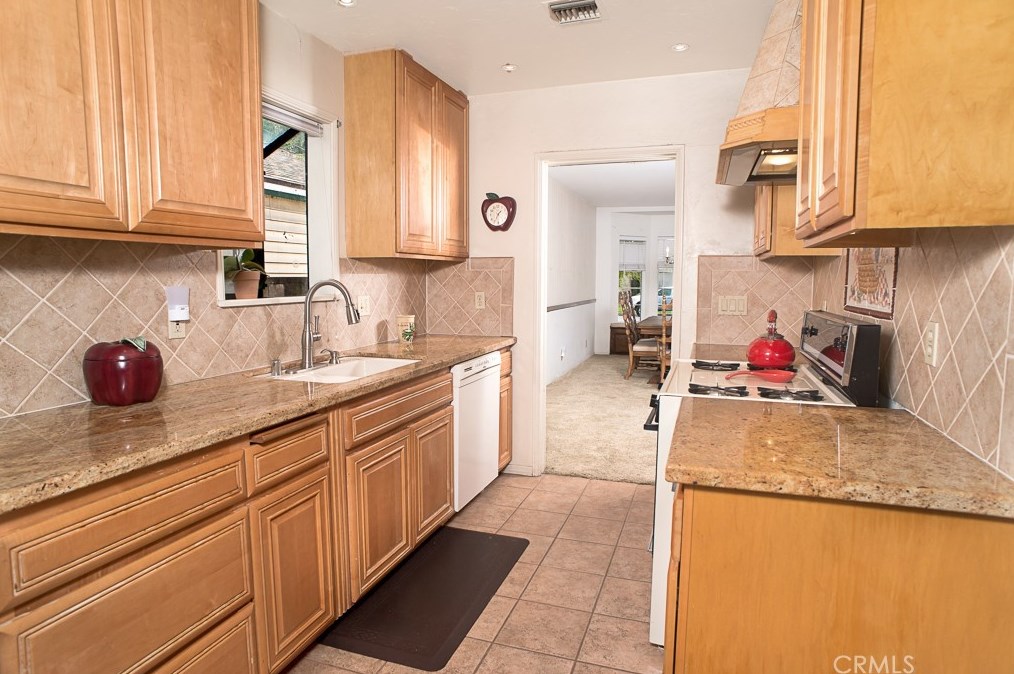 6856 Hesperia Ave, Los Angeles CA  91335-4604 exterior