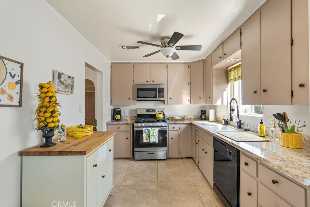 39 Myrtle St, Bakersfield CA  93301-2734 exterior