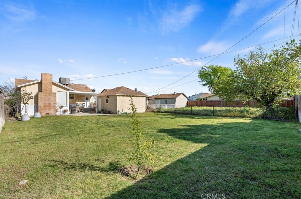 39 Myrtle St, Bakersfield CA  93301-2734 exterior