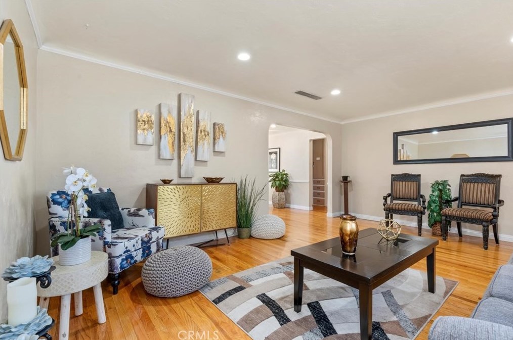 39 Myrtle St, Bakersfield CA  93301-2734 exterior