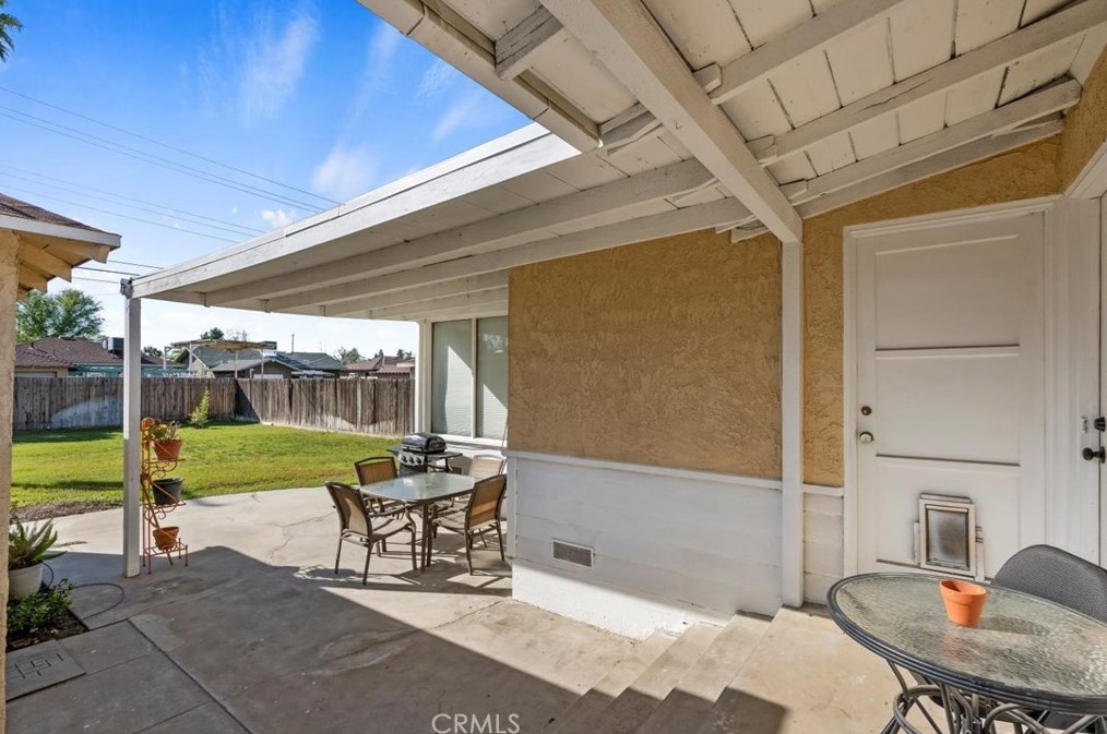 39 Myrtle St, Bakersfield CA  93301-2734 exterior