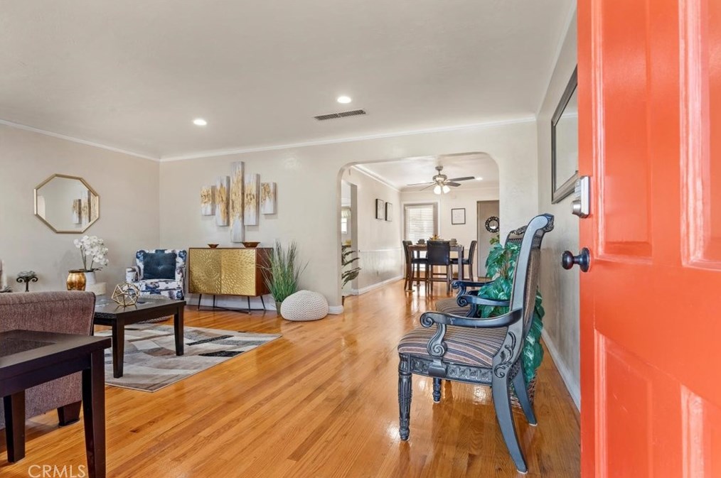 39 Myrtle St, Bakersfield CA  93304-2640 exterior