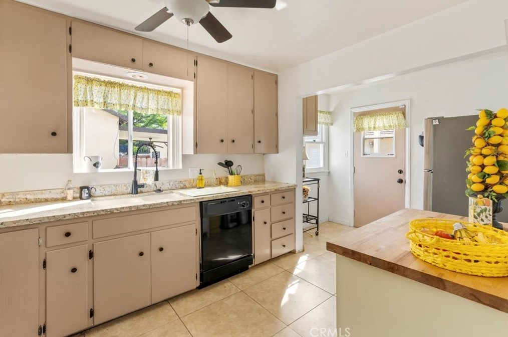 39 Myrtle St, Bakersfield CA  93301-2734 exterior