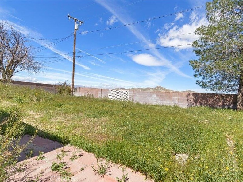2171 Oak St, Tropico Village, CA 93560