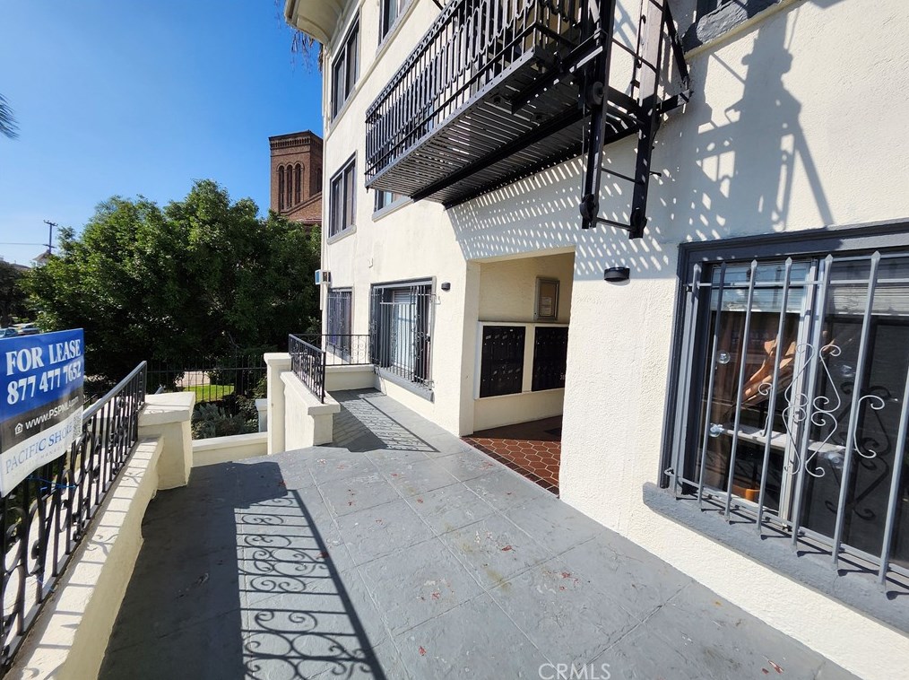 1435 Alvarado St, Los Angeles CA  90006-2464 exterior
