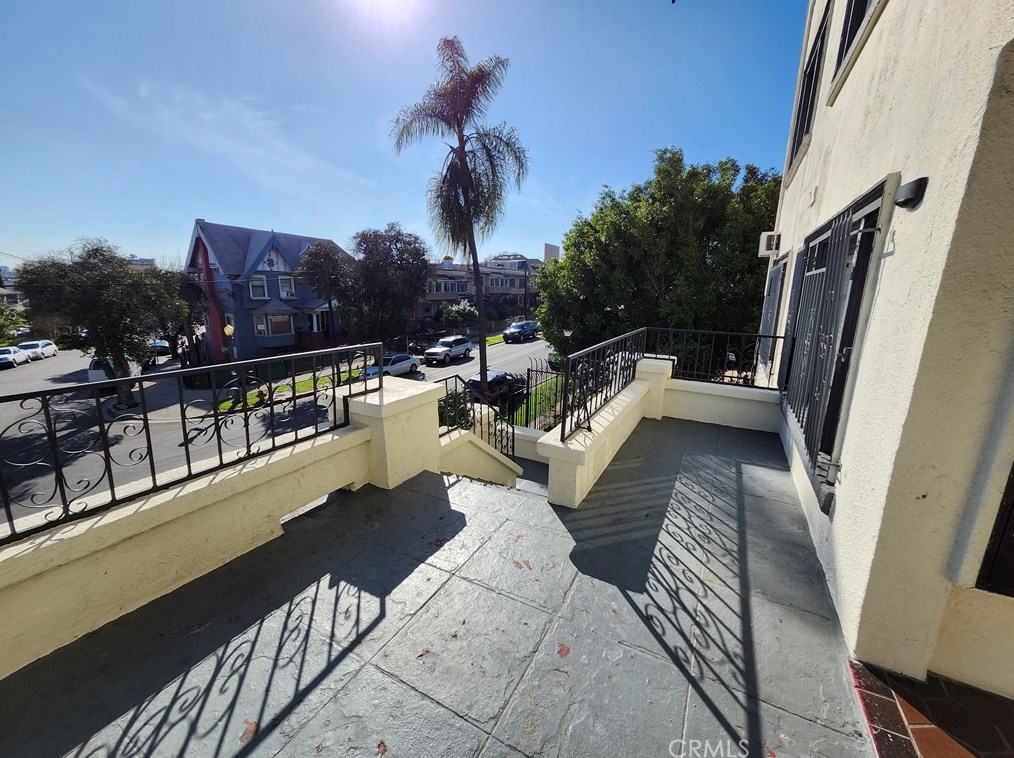 1435 Alvarado St, Los Angeles CA  90006-2464 exterior