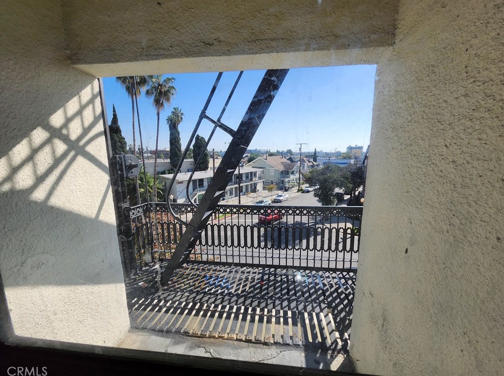 1435 Alvarado St, Los Angeles CA  90006-2464 exterior