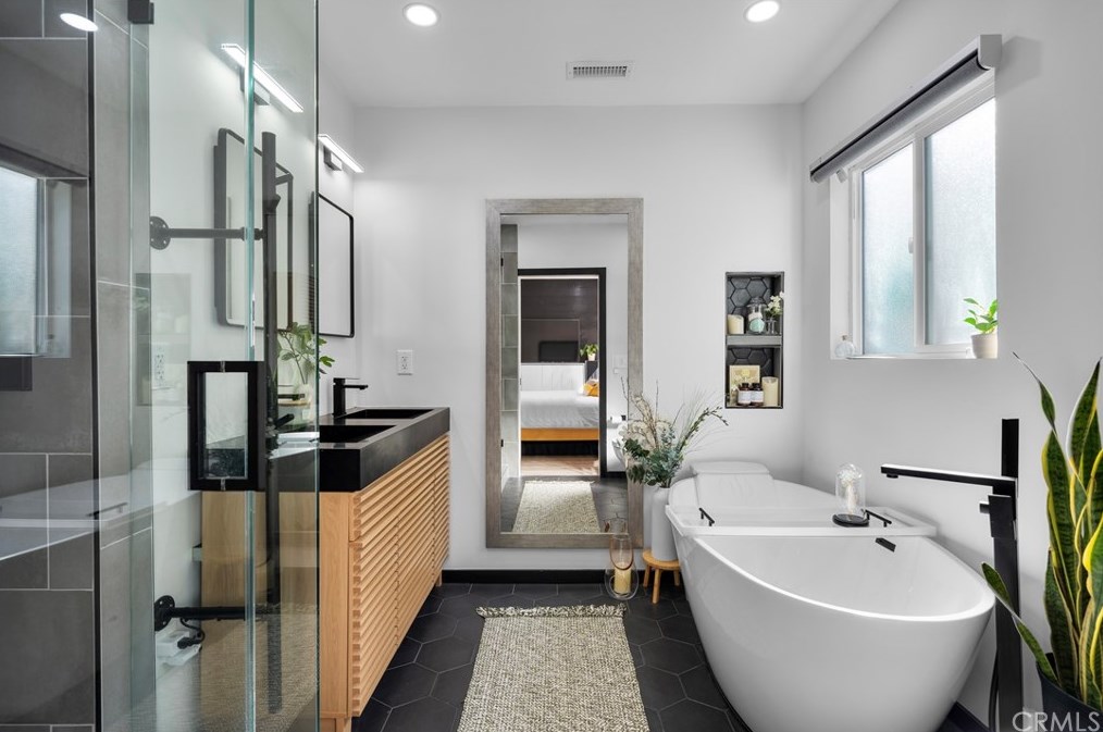 19140 Archwood St, Los Angeles CA  91335-5001 exterior