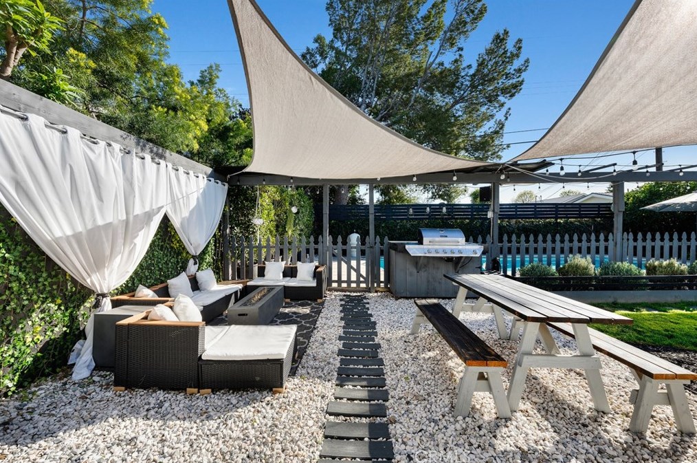 19140 Archwood St, Los Angeles CA  91335-5001 exterior