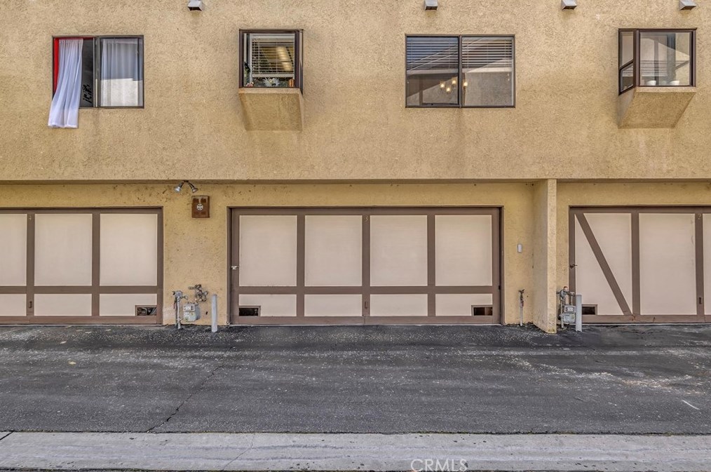 21241 Lassen St, Chatsworth CA  91311-6811 exterior