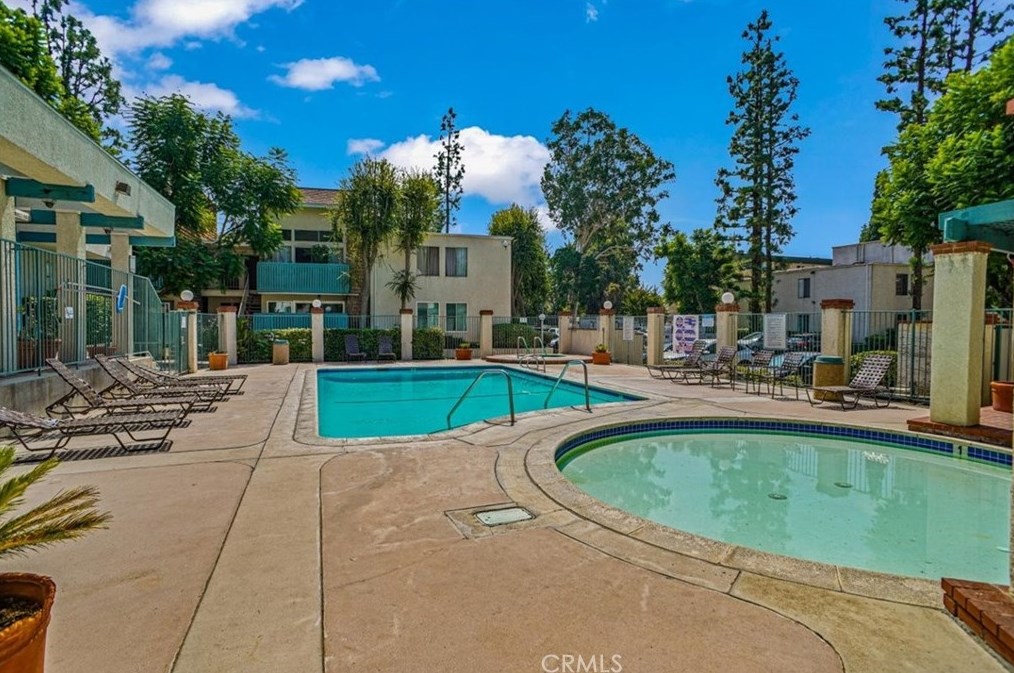 5700 Etiwanda Ave, Los Angeles CA  91356-2556 exterior