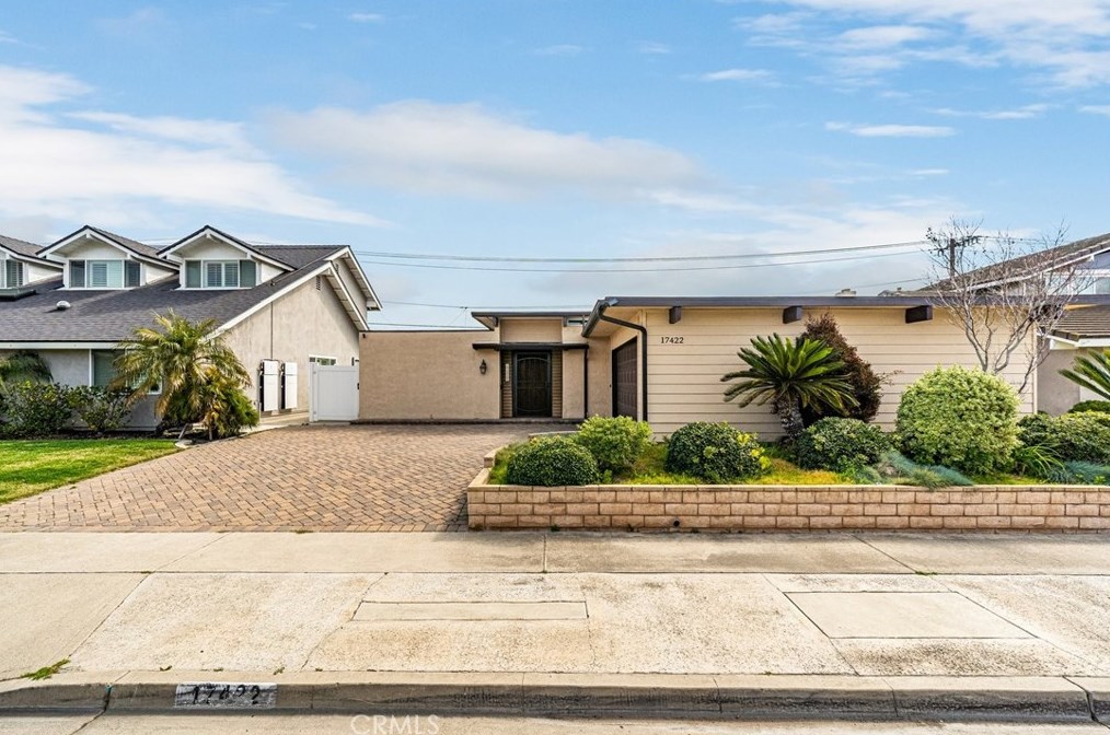17422 Madera Ln, Huntington Beach, CA 92647
