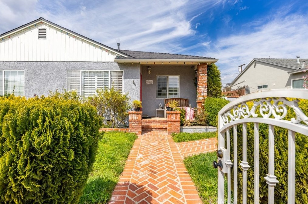 14923 Lassen St, San Fernando, CA 91345-3132