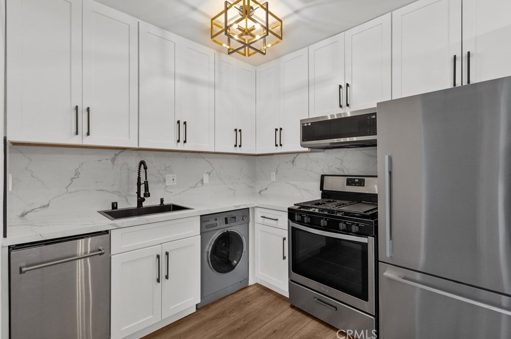 4506 Saugus Ave, Van Nuys, CA 91403-4059
