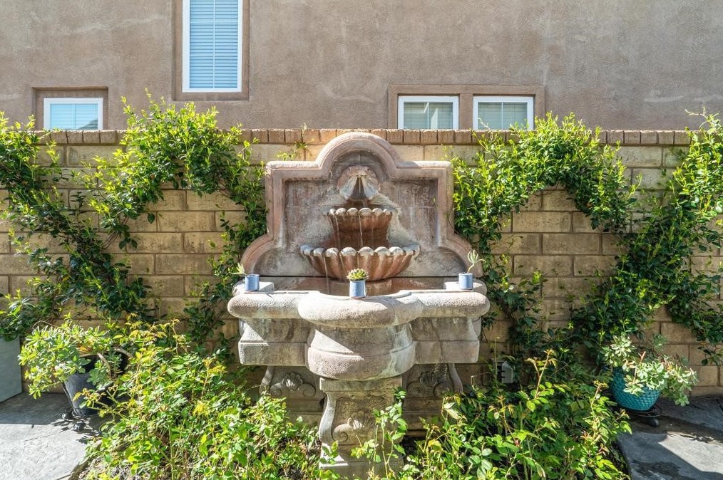 26822 Peppertree Dr, Santa Clarita CA  91381-0611 exterior
