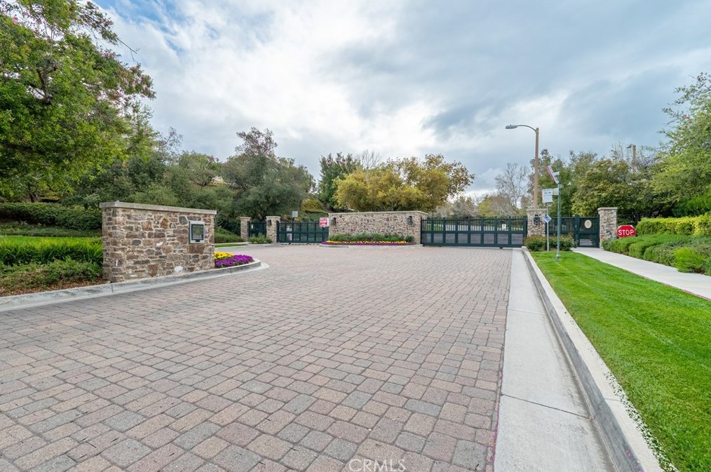 26822 Peppertree Dr, Santa Clarita CA  91381-0611 exterior