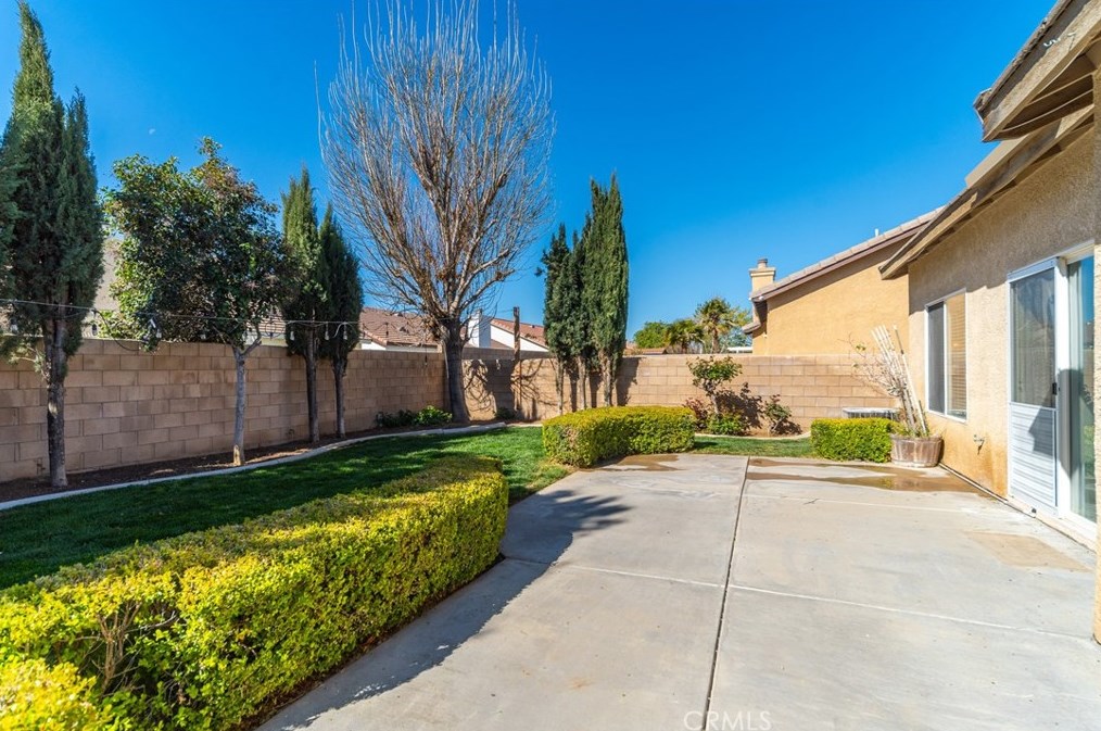 1752 Windermere Dr, Lancaster CA  93534-5316 exterior