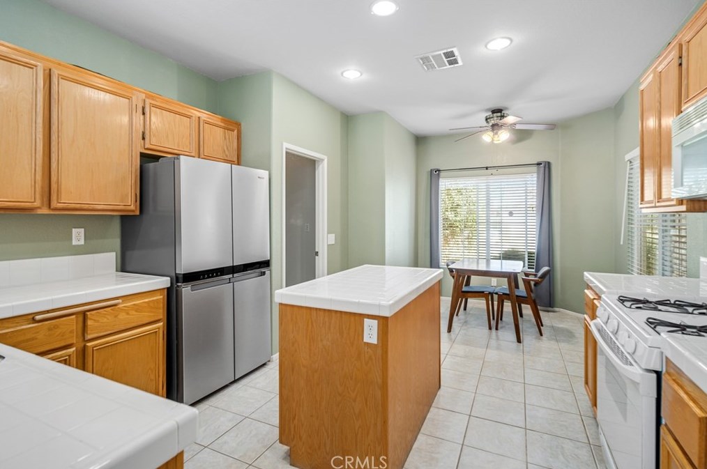 1752 Windermere Dr, Lancaster CA  93534-5316 exterior