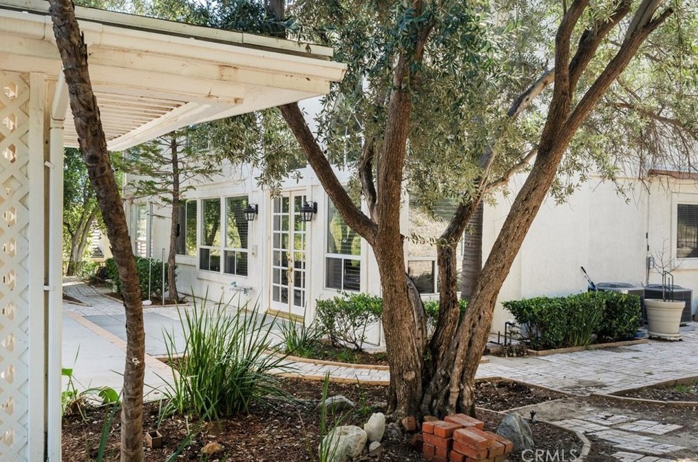 18015 Dali Dr, San Fernando CA  91344-1946 exterior