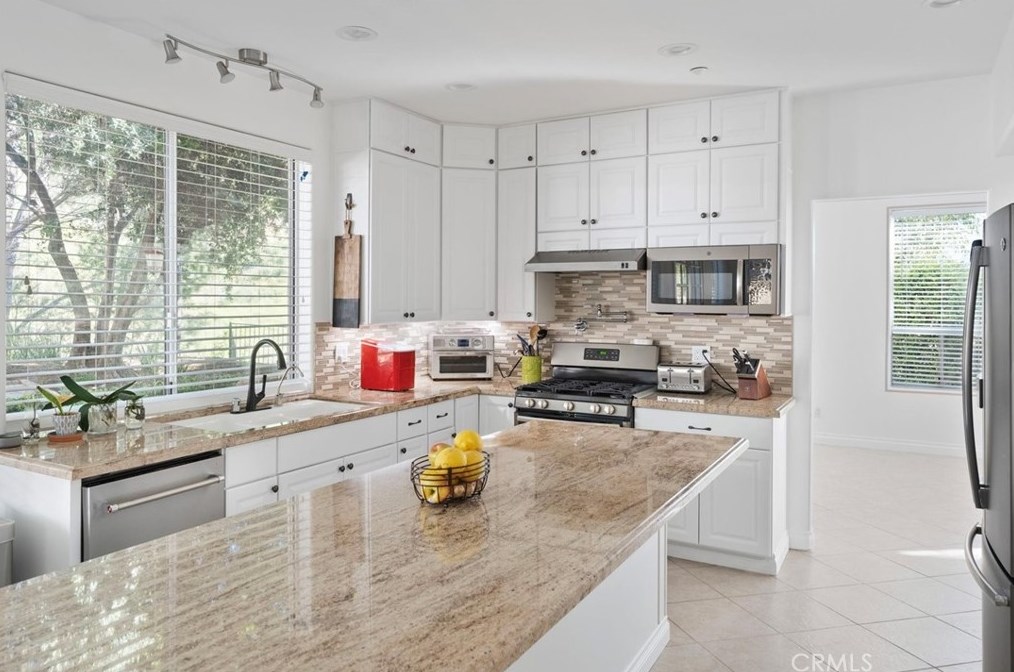 18015 Dali Dr, San Fernando CA  91344-1946 exterior