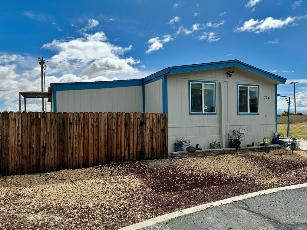 1724 Sandra Way, Tropico Village, CA 93560