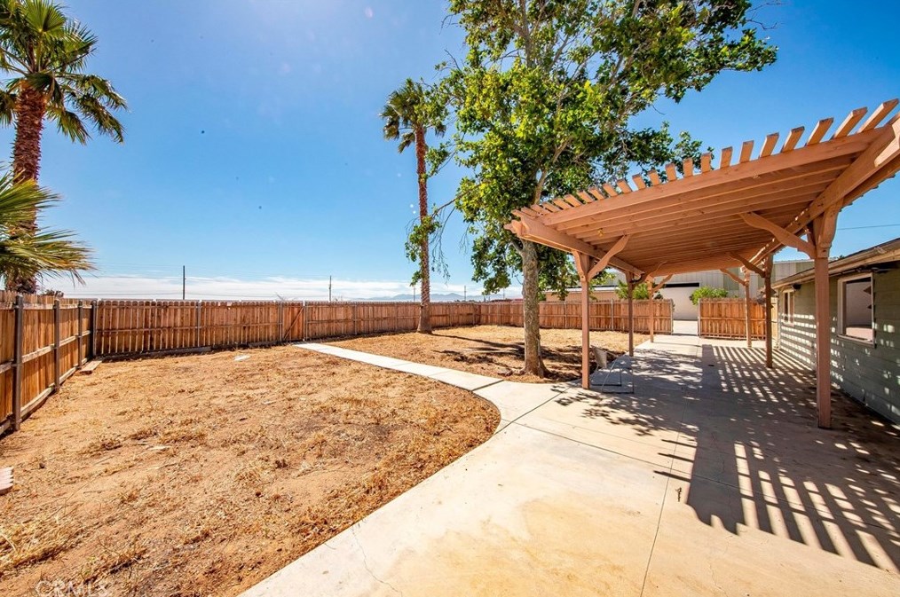 40556 11 St, Palmdale CA  93551-2019 exterior