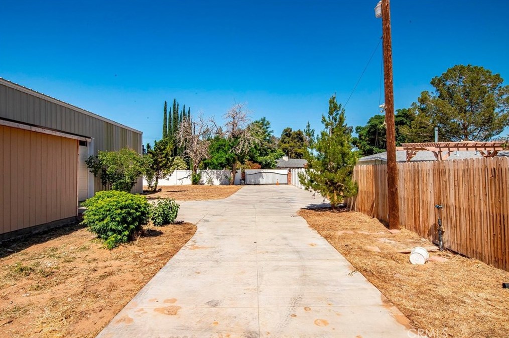 40556 11 St, Palmdale CA  93551-2019 exterior