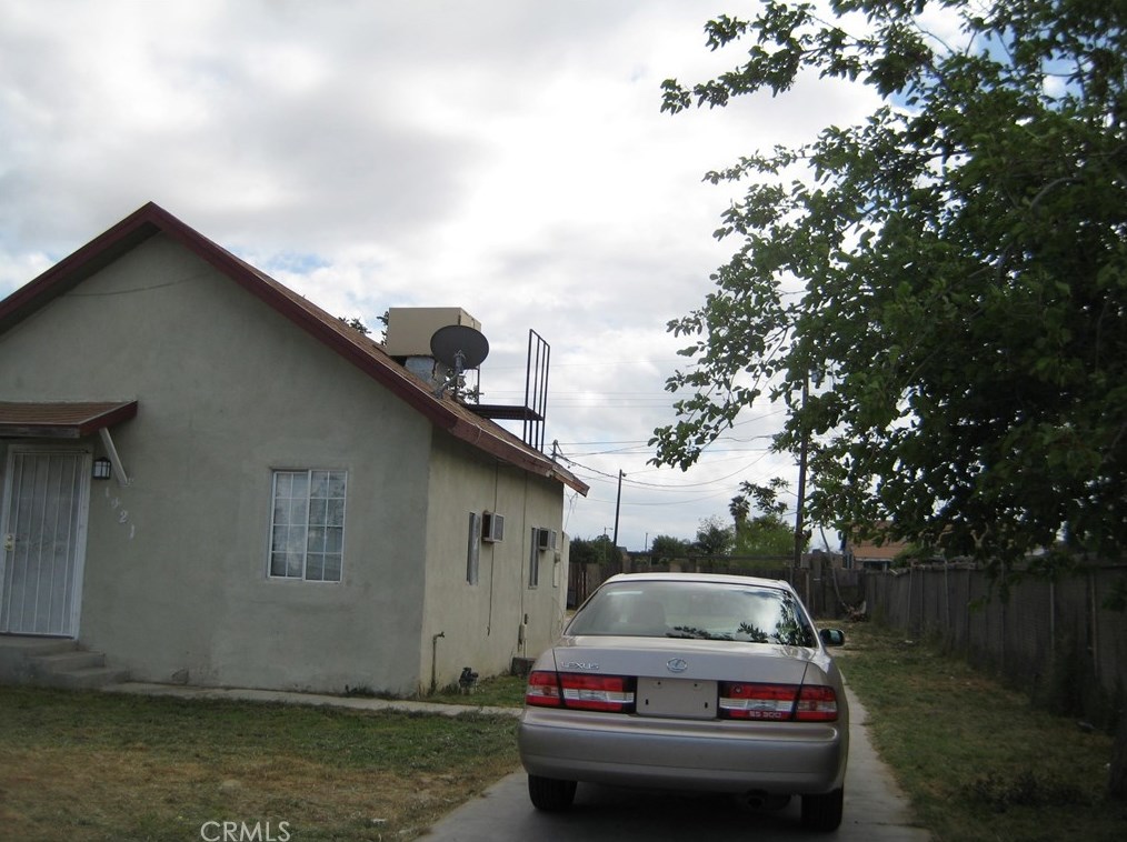 1421 Murdock St, Bakersfield, CA 93307-1719