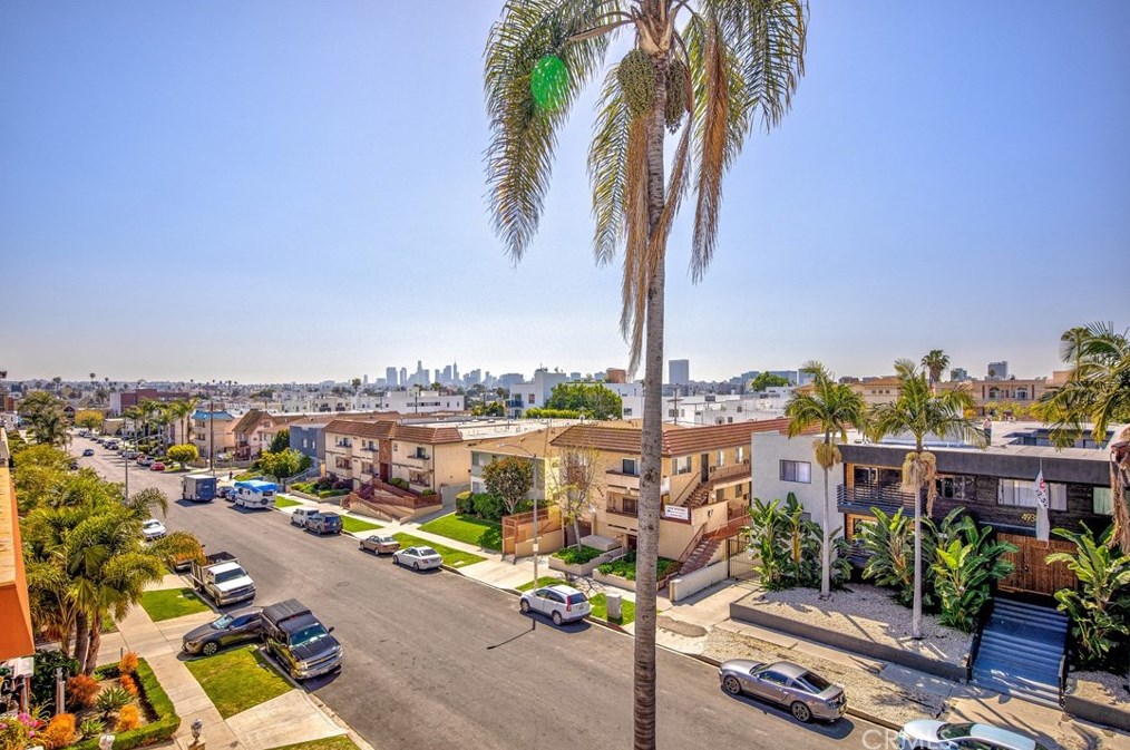 4943 Rosewood Ave, Los Angeles CA  90004-2197 exterior