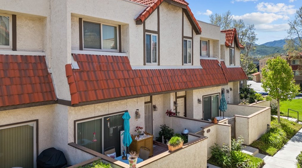 17935 River Cir #2, Santa Clarita, CA 91387