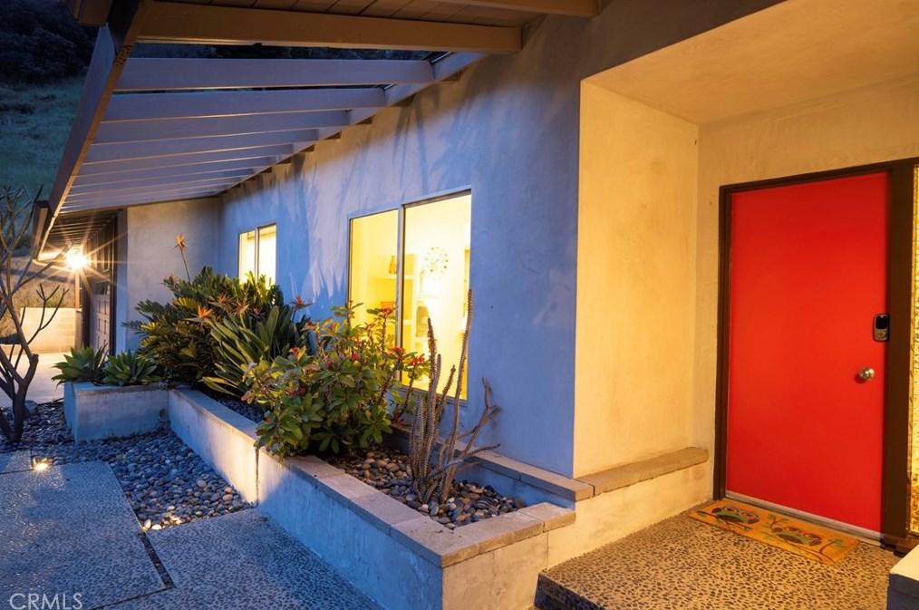 1101 San Luis Rey Dr, Glendale, CA 91208-1943