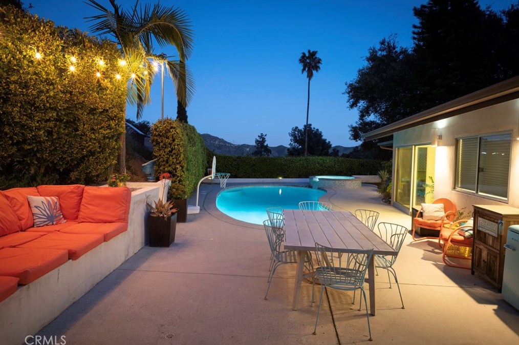 1101 San Luis Rey Dr, Glendale CA  91208-1943 exterior