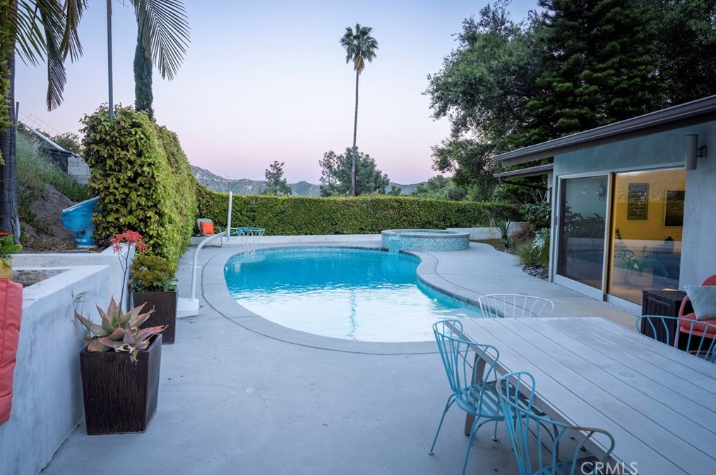 1101 San Luis Rey Dr, Glendale CA  91208-1943 exterior