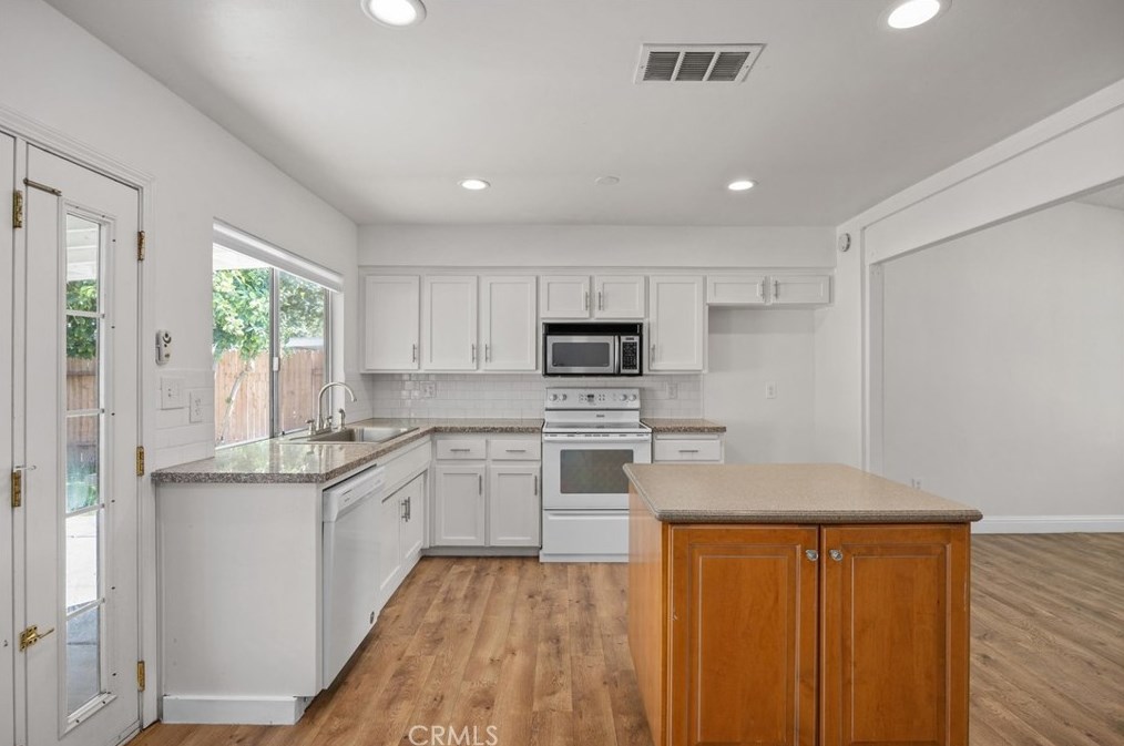 3812 Curry Ct, Bakersfield CA  93309-6272 exterior