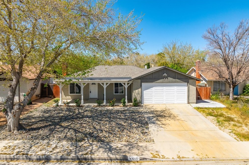 43215 Laurelwood Ln, Lancaster, CA 93536