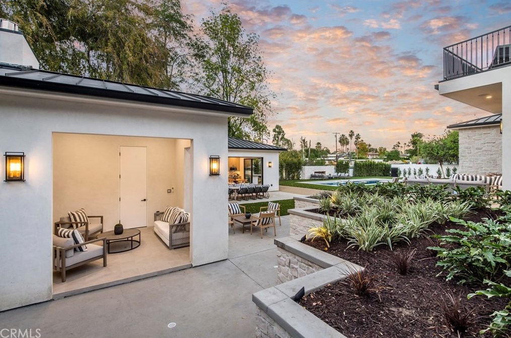 5015 Otis Ave, Los Angeles CA  91356-4210 exterior