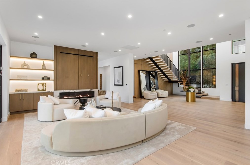 5015 Otis Ave, Los Angeles CA  91356-4210 exterior