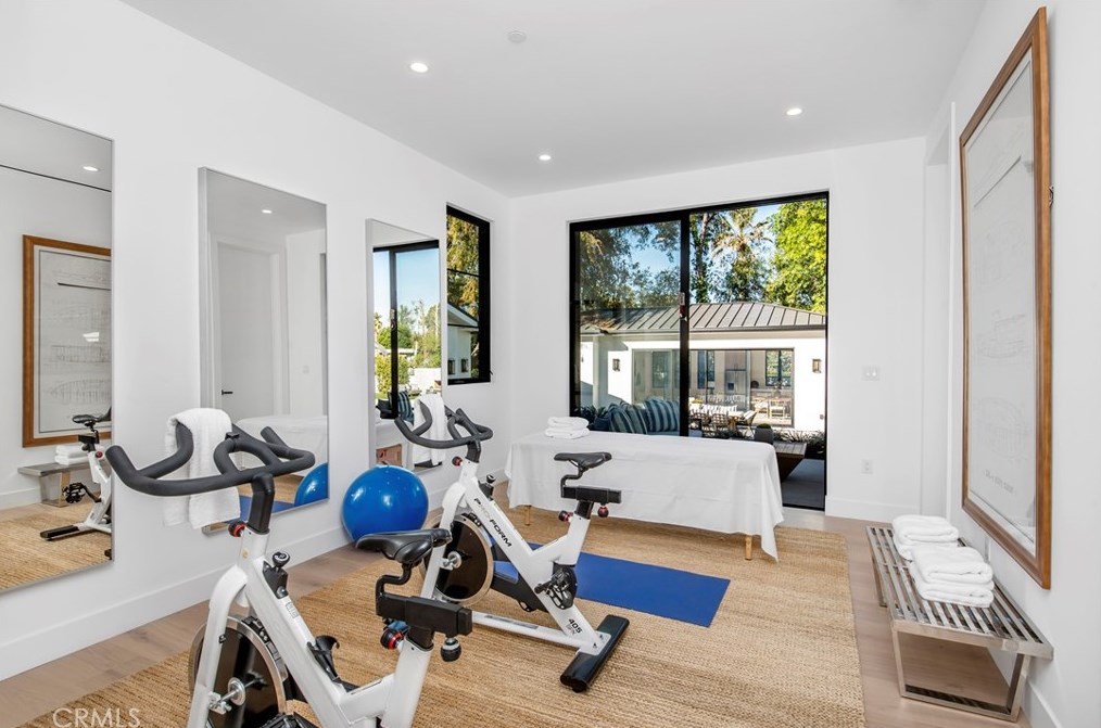 5015 Otis Ave, Los Angeles CA  91356-4210 exterior