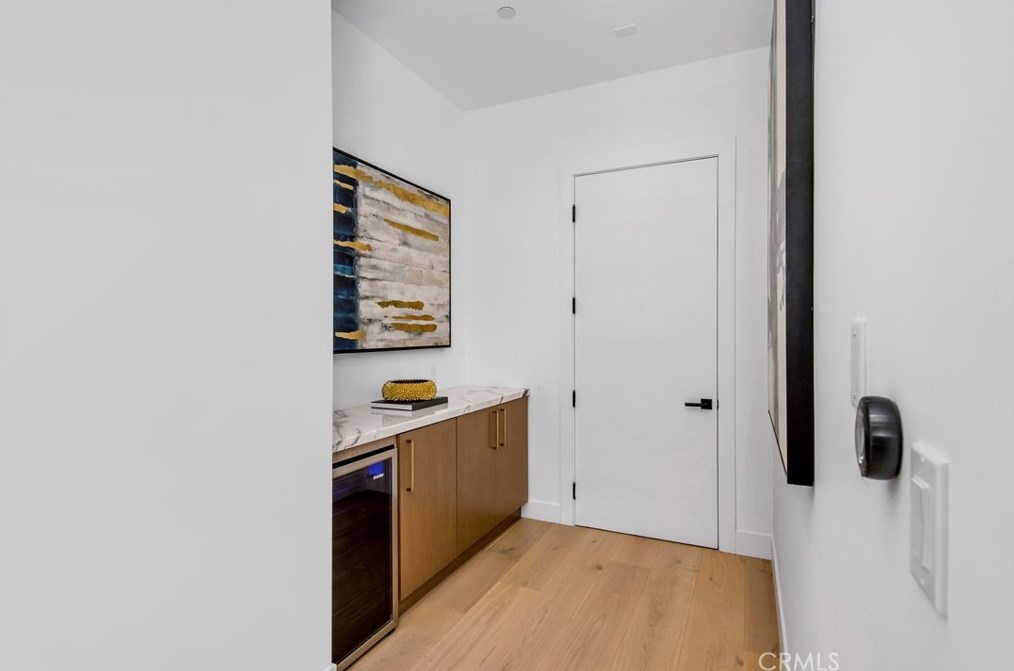 5015 Otis Ave, Los Angeles CA  91356-4210 exterior
